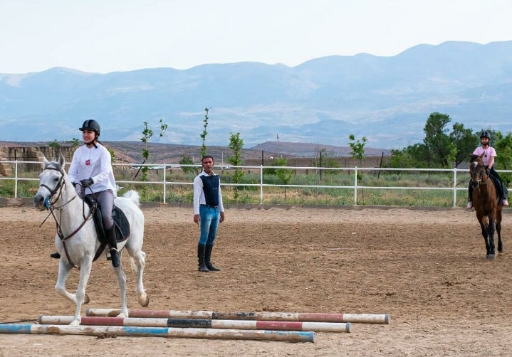 آموزش سوار کاری به کودکان در شیراز | باشگاه اسب سواری ماهان